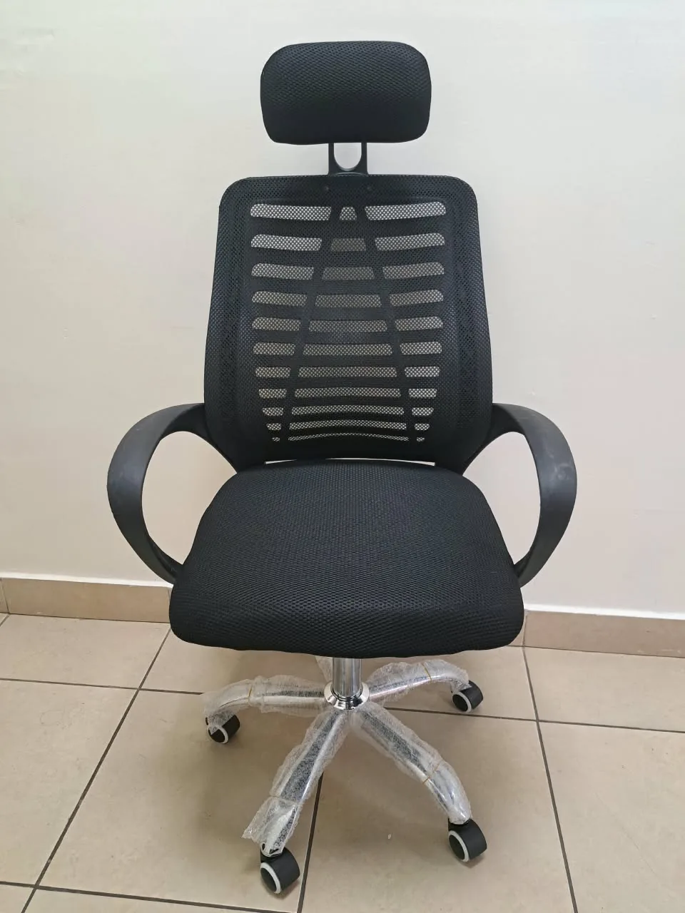 Silla de oficina negra con cabecero, vista frontal